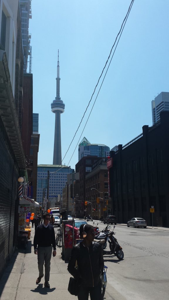 Vedere a turnului CN Tower de pe strada Queen Street West