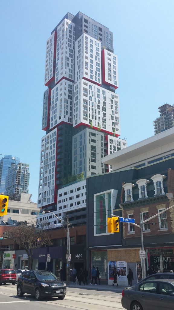 Un turn din districtul financiar, vedere de pe strada Queen Street West