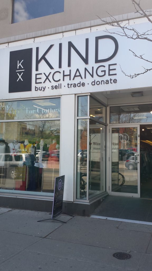 Magazinul vintage, second hand si consignatie Kind Exchange. Queen Street West is all about sustainable fashion.