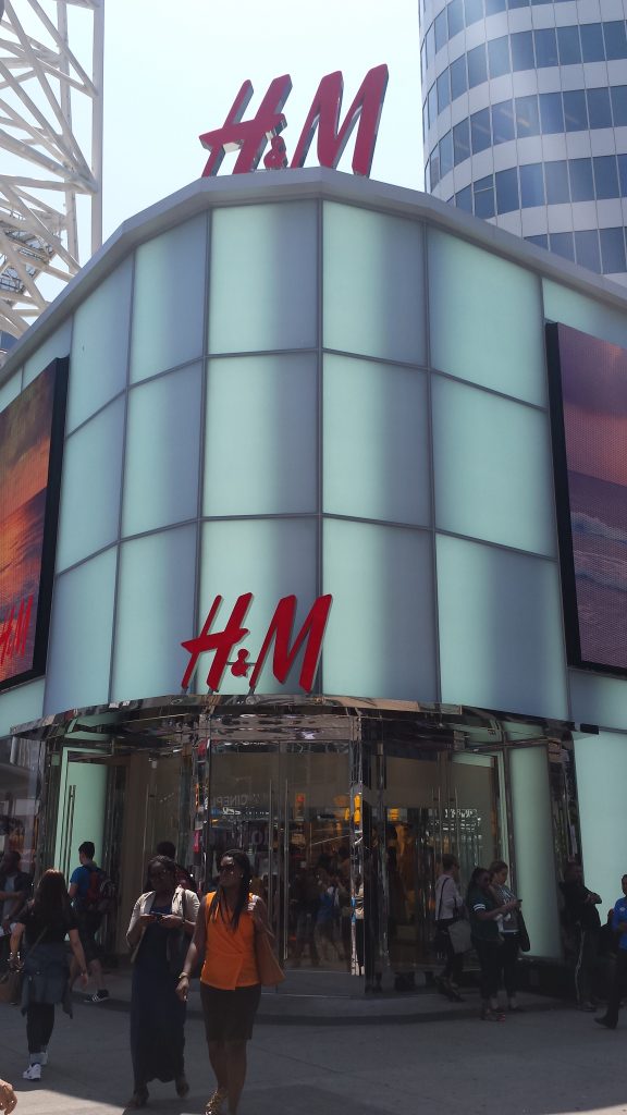 Magazinul H&M de la mall-ul Toronto Eatin Centre. E atat de mare incat are intrare separata.