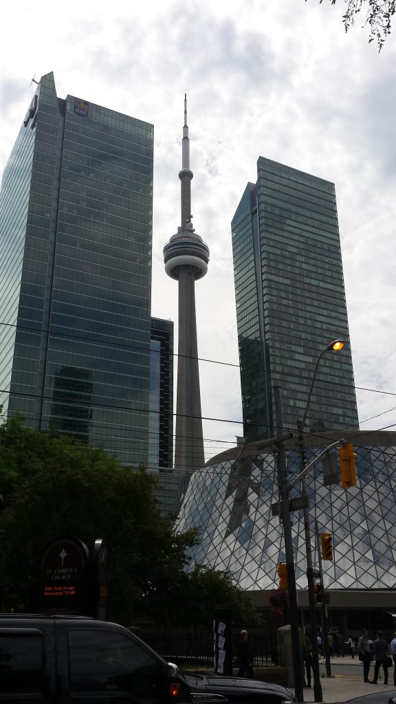 Turnul CN Tower, vedere de pe King Street West
